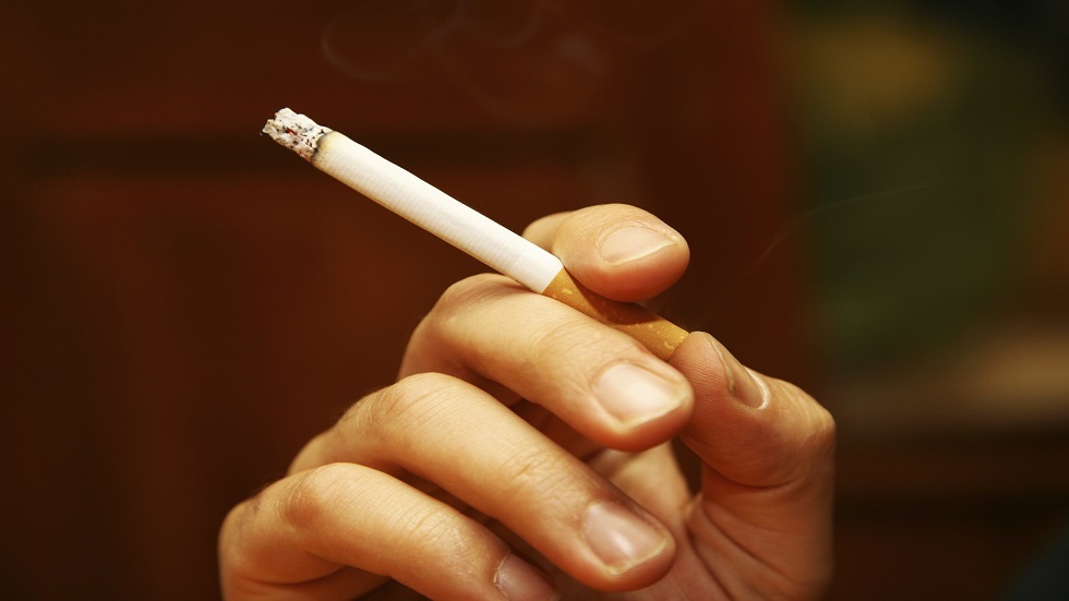 لماذا يكون المدخن أكثر عرضة للإصابة بـ 