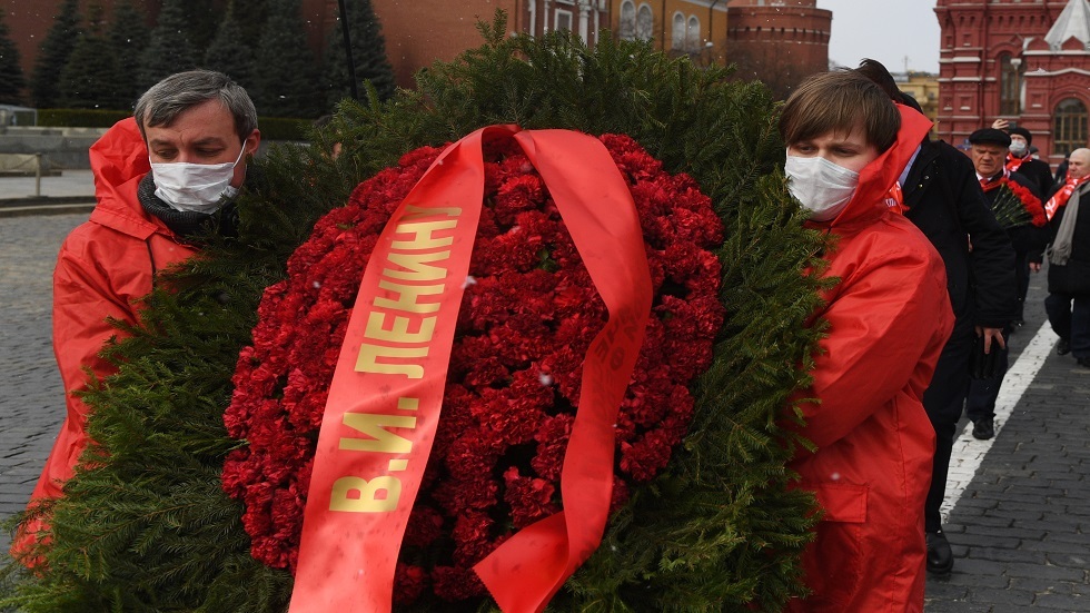 قادة الحزب الشيوعي الروسي يضعون أكاليل الزهور على ضريح لينين