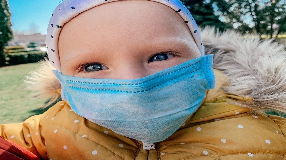 خبراء يابانيون يحذرون:  أقنعة الوجه خطيرة للغاية للأطفال دون سن الثانية