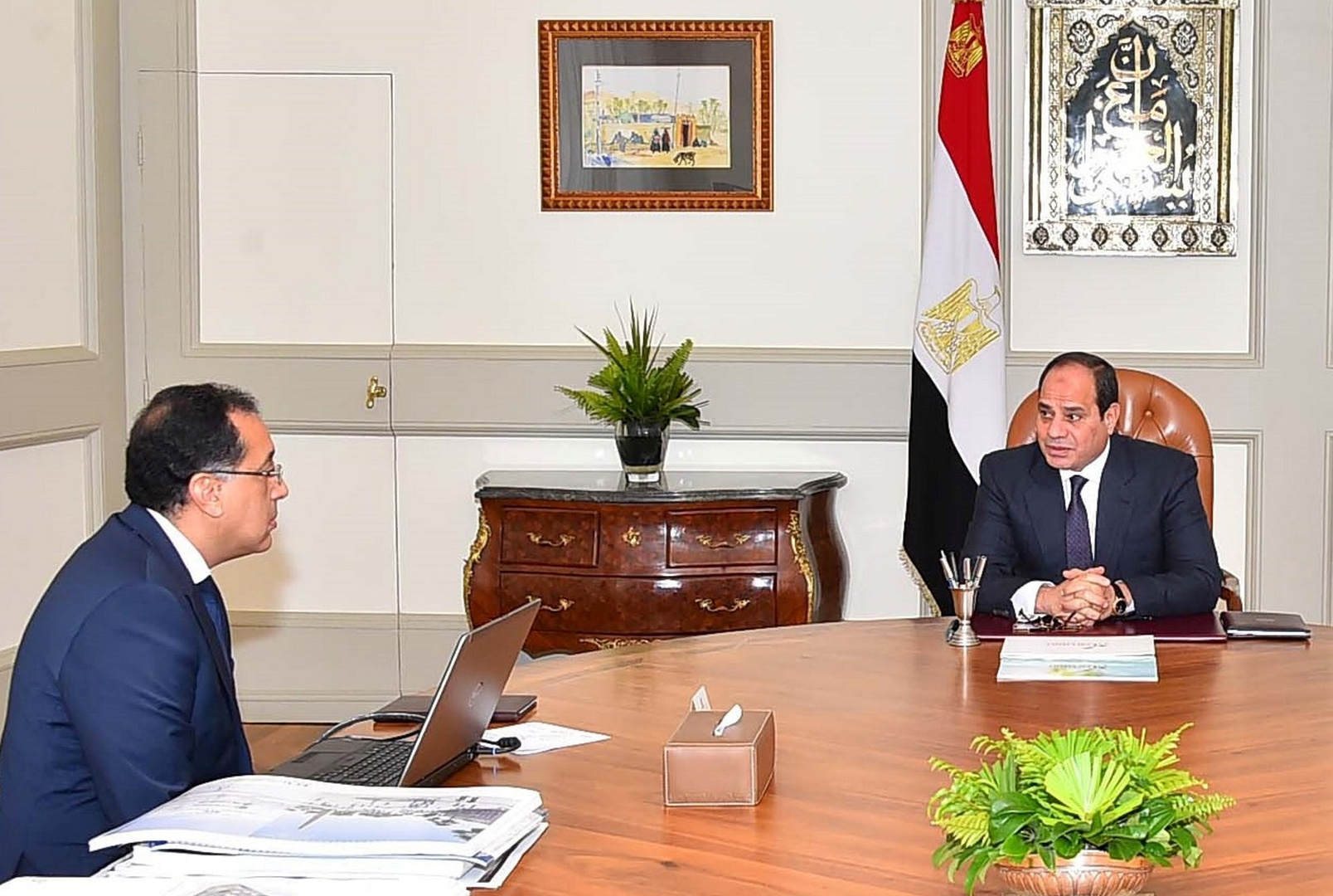 السيسي يطالب الحكومة بتنمية الكهرباء في سيناء ويناقش مشروع الضبعة النووي