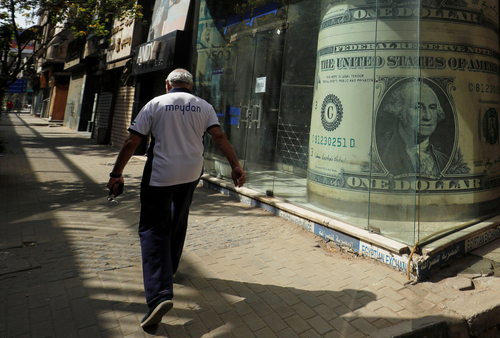 الدولار يكسر حاجز الـ16 جنيها في مصر لأول مرة منذ فترة كبيرة