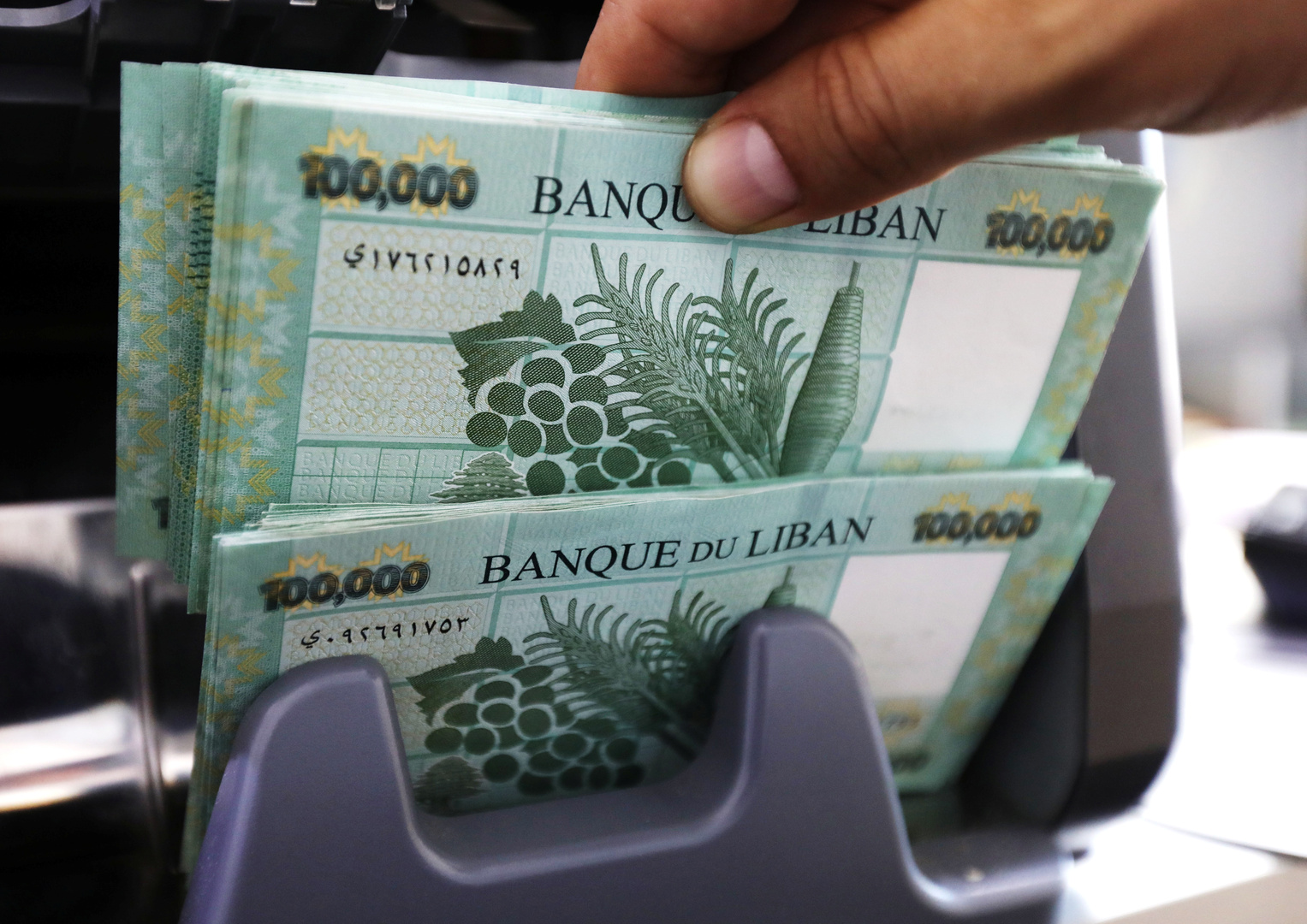 سلامة: المركزي اللبناني يهدف إلى خفض سعر الدولار