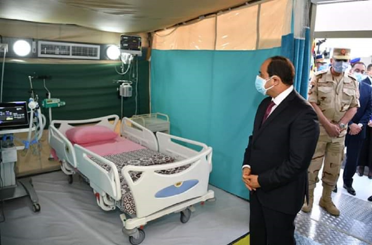 الرئيس المصري يتفقد تجهيزات الجيش للعزل الصحي بأرض المعارض