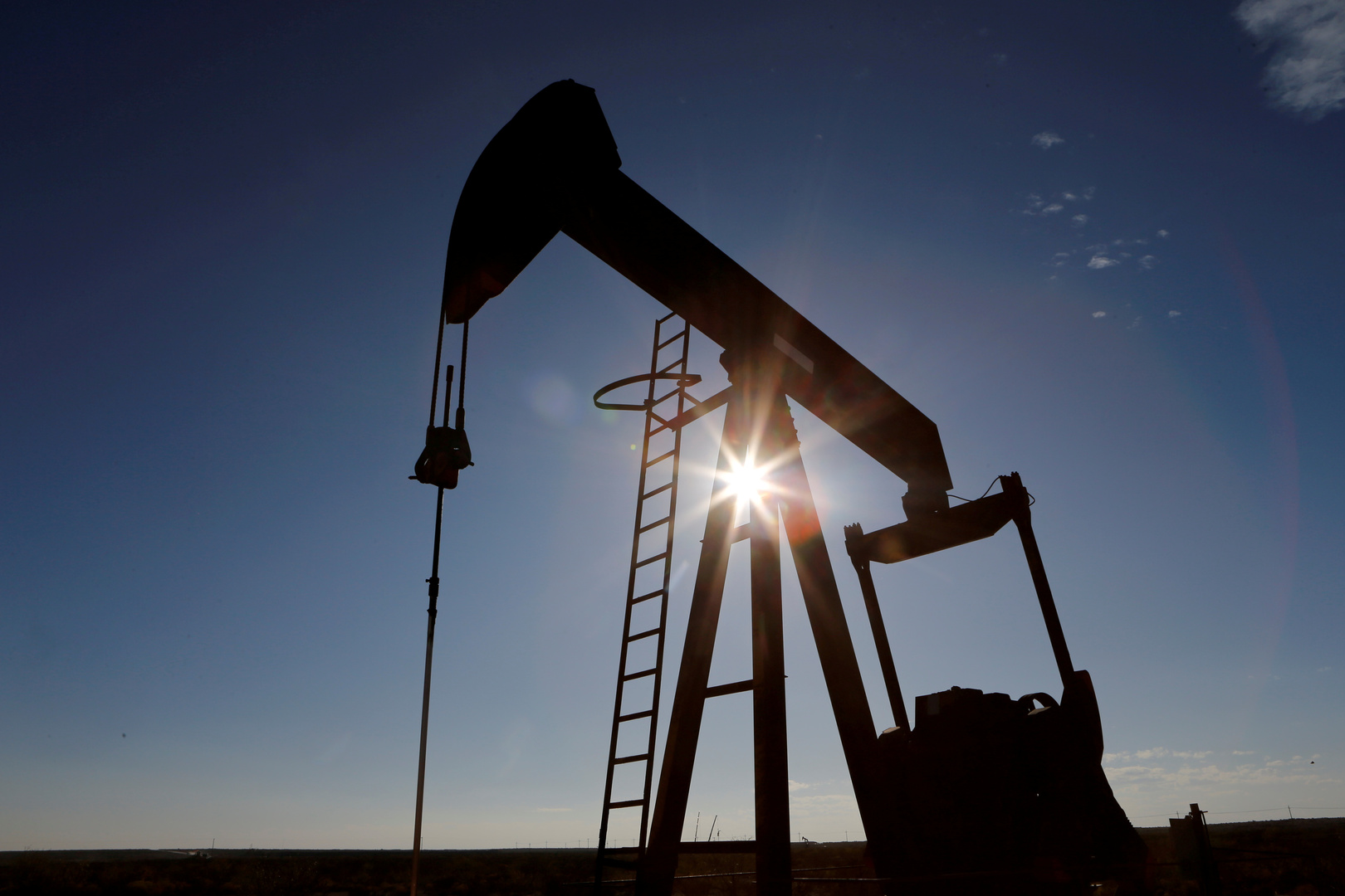 أسعار النفط تنهار إلى أدنى مستوى لها منذ أكثر من أسبوع