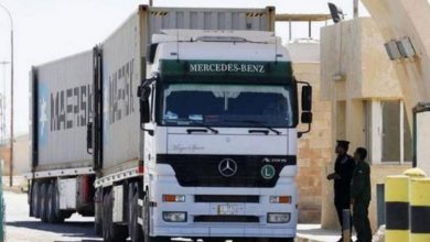 100 شاحنة سورية محملة بالخضار عادت أدراجها.. الكشف عن سبب عدم دخولها الأراضي الأردنية