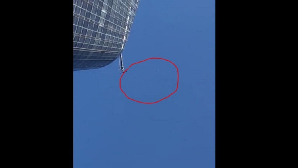 شاهد.. رصد أجسام طائرة مجهولة في سماء لندن