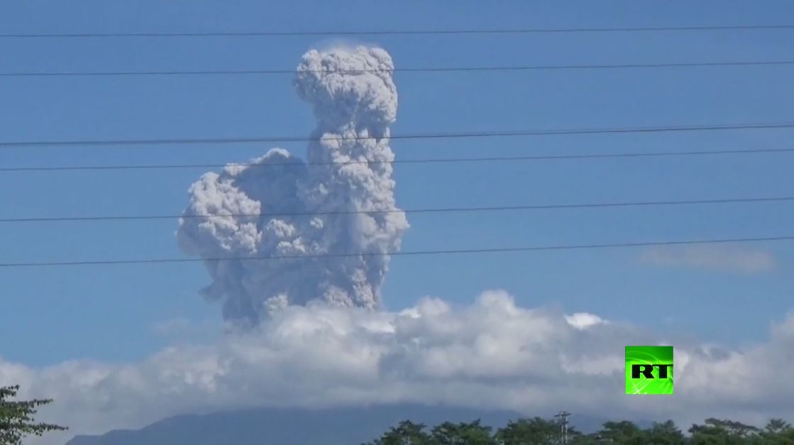 بالفيديو.. ثوران بركان في إندونيسيا