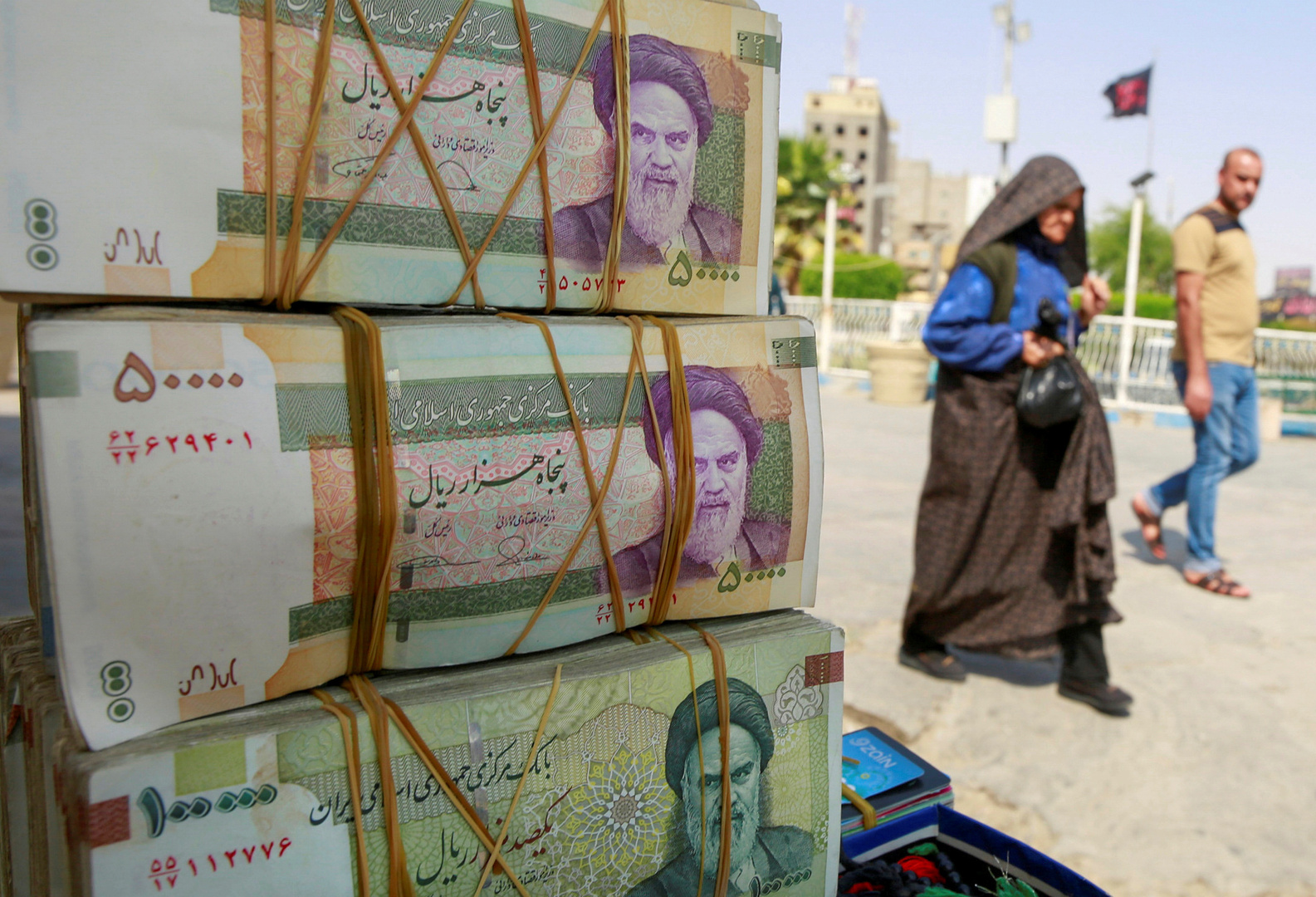 محافظ البنك المركزي الإيراني: الاستقرار سيعود إلى سوق الصرف في الأيام المقبلة