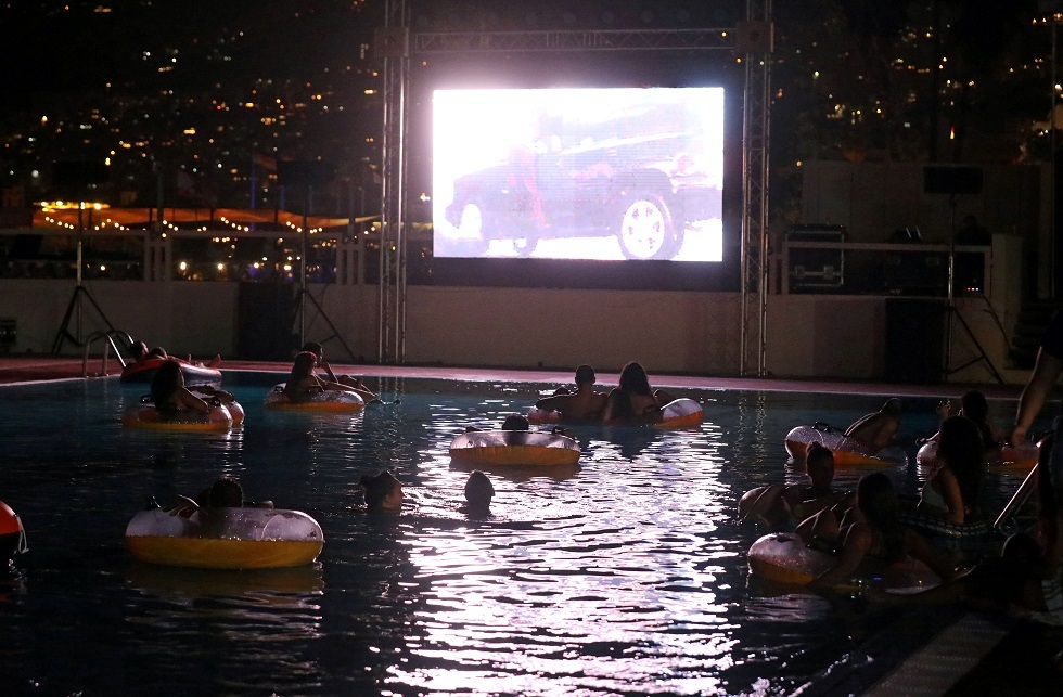 اللبنانيون يبتكرون طرقا جديدة لمشاهدة الأفلام (صور)