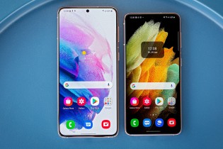 Samsung Galaxy S21 بجانب Galaxy S21