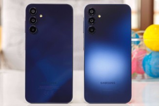 Samsung Galaxy A15 4G على اليسار، وGalaxy A15 5G على اليمين